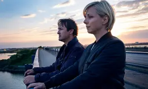 Två personer står på en bro vid solnedgången. En ny dansk serie på Viaplay.