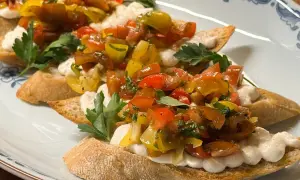 Läckra bruschettor med krämig ost och färgglada tomater, ett perfekt bruschetta recept för sommaren.