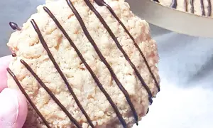 En närbild på en chokladdrypad havrekaka, perfekt för ett enkelt havrekakor recept.