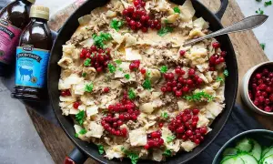 Kålmaja recept i gjutjärnspanna med lingon och persilja. Två flaskor Bong Touch of Taste syns bredvid.