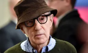 Woody Allen, med sin karaktäristiska hatt och glasögon, påminner om hans många filmer.