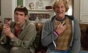 Jim Carrey och Jeff Daniels i en scen från filmer med Jim Carrey. De sitter på en soffa, båda med förvånade miner.