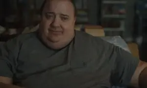 Brendan Fraser i en grå t-shirt, en gripande scen från filmer med Brendan Fraser.