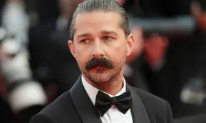 Shia LaBeouf med mustasch och fluga, redo för röda mattan.
