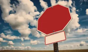 Tomt stoppskylt mot en molnig himmel. En påminnelse om hur tackar man nej till en inbjudan.
