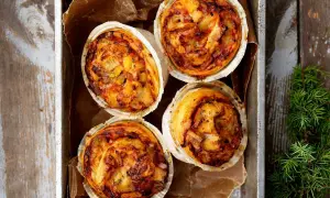 Fyra gyllene pizzabullar i en plåtform, redo att avnjutas. Ett perfekt pizzabullar recept för fika eller middag.