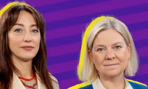 Två kvinnor med olika frisyrer och kläder, bakgrunden är lila och lila ränder. En kvinna med brunt hår och en annan med blont hår. De verkar diskutera vett och etikett.
