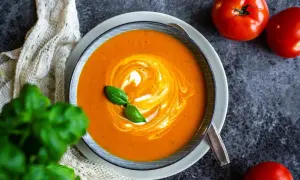 Krämig tomatsoppa med virvlar av grädde och färsk basilika. Ett perfekt tomatsoppa recept för en mysig kväll.