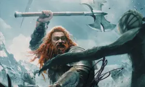 Ray Stevenson som en stridande dvärg med rött skägg och en yxa, redo att slåss mot en fiende i en snöig miljö.