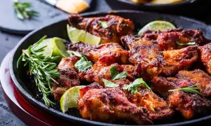 Grillade kycklingvingar med lime och rosmarin, perfekt för en sommarkväll.