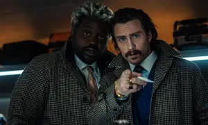 Två män i eleganta rockar, en med lockigt grått hår, den andra med mustasch, ser ut som nya James Bond-skurkar.
