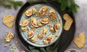 Smarriga kex med färskost, fikon och nötter. Perfekta tips på snacks till festen!
