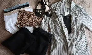 En randig kavaj, svarta byxor, leopardmönstrade trosor och spetstrosor i olika färger. Ett par svarta sandaler med gulddetaljer. En komplett tenue de ville.