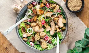 En härlig caesarsallad med kyckling, krutonger och rädisor. Ett perfekt caesarsallad recept för en snabb och god middag.