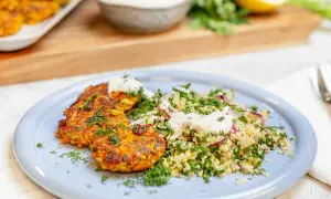 Halloumi och morotsbiffar serveras med en fräsch bulgursallad och en klick yoghurt. En härlig vegetarisk rätt!
