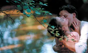 Ett par kysser varandra passionerat i naturen, en scen som hämtad ur svenska romantiska filmer.