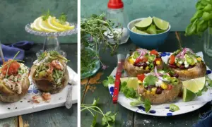 Två sorters bakad potatis: en med lax och rom, en annan med räkor och avokado. På andra sidan syns bakad potatis med bönor, majs och grönsaker.
