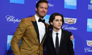 Armie Hammer och Timothée Chalamet på en blå bakgrund med logotyper.