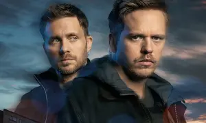 Två män med allvarliga miner, kanske från senaste Beck-filmen, står framför en dramatisk himmel.
