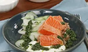 Halstrad lax serveras med råris, gurka, lök och en grön örtolja. En fräsch och hälsosam rätt.