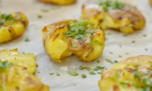 Krispiga, gyllene smashed potatis toppade med färsk persilja. Perfekt tillbehör som smälter i munnen.