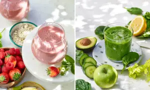 Två glas med färgglada smoothies, omgivna av ingredienser som hallon, havre, spenat och äpple. Perfekt för ett hälsosamt smoothie recept.