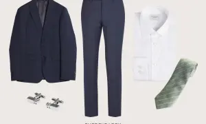 Mörkblå kostym, vit skjorta, grönrandig slips och manschettknappar. Perfekt dresscode cocktail man.
