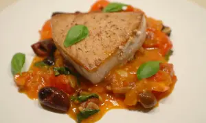 En saftig bit tonfisk serveras med en smakrik tomatsås, oliver och färsk basilika. Ett perfekt tonfisk recept för en härlig middag.