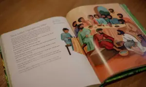 Bilden visar en illustration från en bok där Jesus tvättar lärjungarnas fötter. En fin berättelse att läsa som tal till konfirmand.