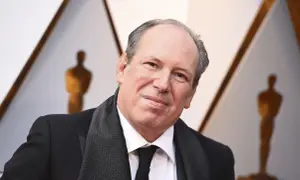 Hans Zimmer, kompositören bakom många ikoniska filmer, ler mot kameran.