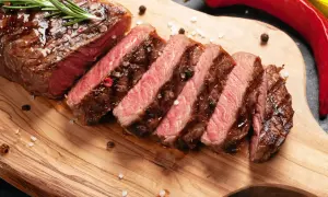 Saftig entrecote, perfekt stekt och skivad, med rosmarin och chili. Ett fantastiskt entrecote recept för alla köttälskare.