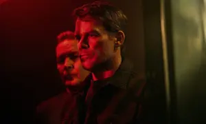 Mörka skuggor och rött ljus omfamnar Dexter i Sverige. En ny era för Dexter: Resurrection Sverige.