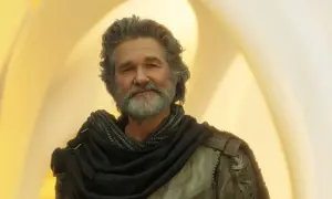 Kurt Russell som Ego i filmer med Kurt Russell, med grått hår och skägg, klädd i en mörk sjal och rustning.