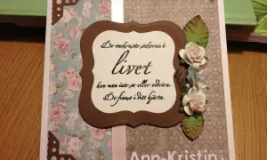 Ett kort med blommor och texten "De vackraste sakerna i livet han man inte se eller vidröra. De finns i ditt hjärta." samt "Ann-Kristin". Perfekt för en avtackning pension.