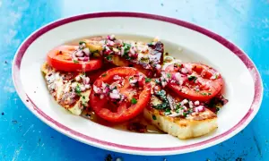 Grillad halloumi med tomat och rödlök, ett enkelt och gott halloumi recept.