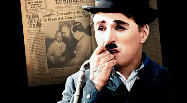 Charlie Chaplin, känd från filmer med charlie chaplin, på en tidningssida som rapporterar om hans överlämnande i en Mann Act-konspirationsrättegång.