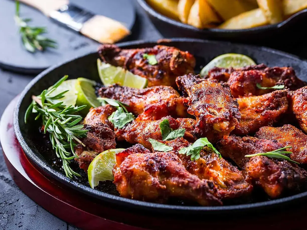 Grillade kycklingvingar med lime och rosmarin, perfekt för en sommarkväll.