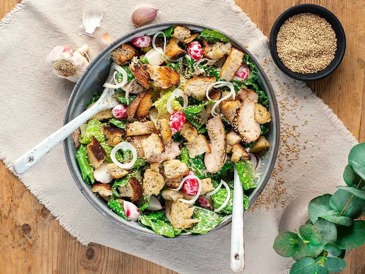 En härlig caesarsallad med kyckling, krutonger och rädisor. Ett perfekt caesarsallad recept för en snabb och god middag.