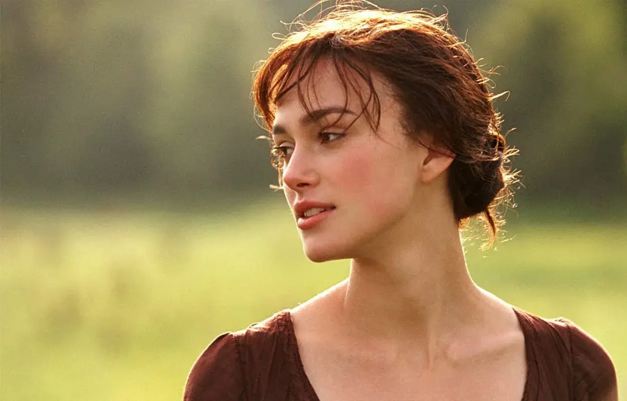 Keira Knightley i en brun klänning, en ikonisk scen från filmer med Keira Knightley.