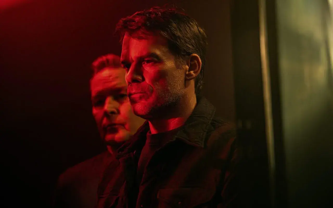 Mörka skuggor och rött ljus omfamnar Dexter i Sverige. En ny era för Dexter: Resurrection Sverige.