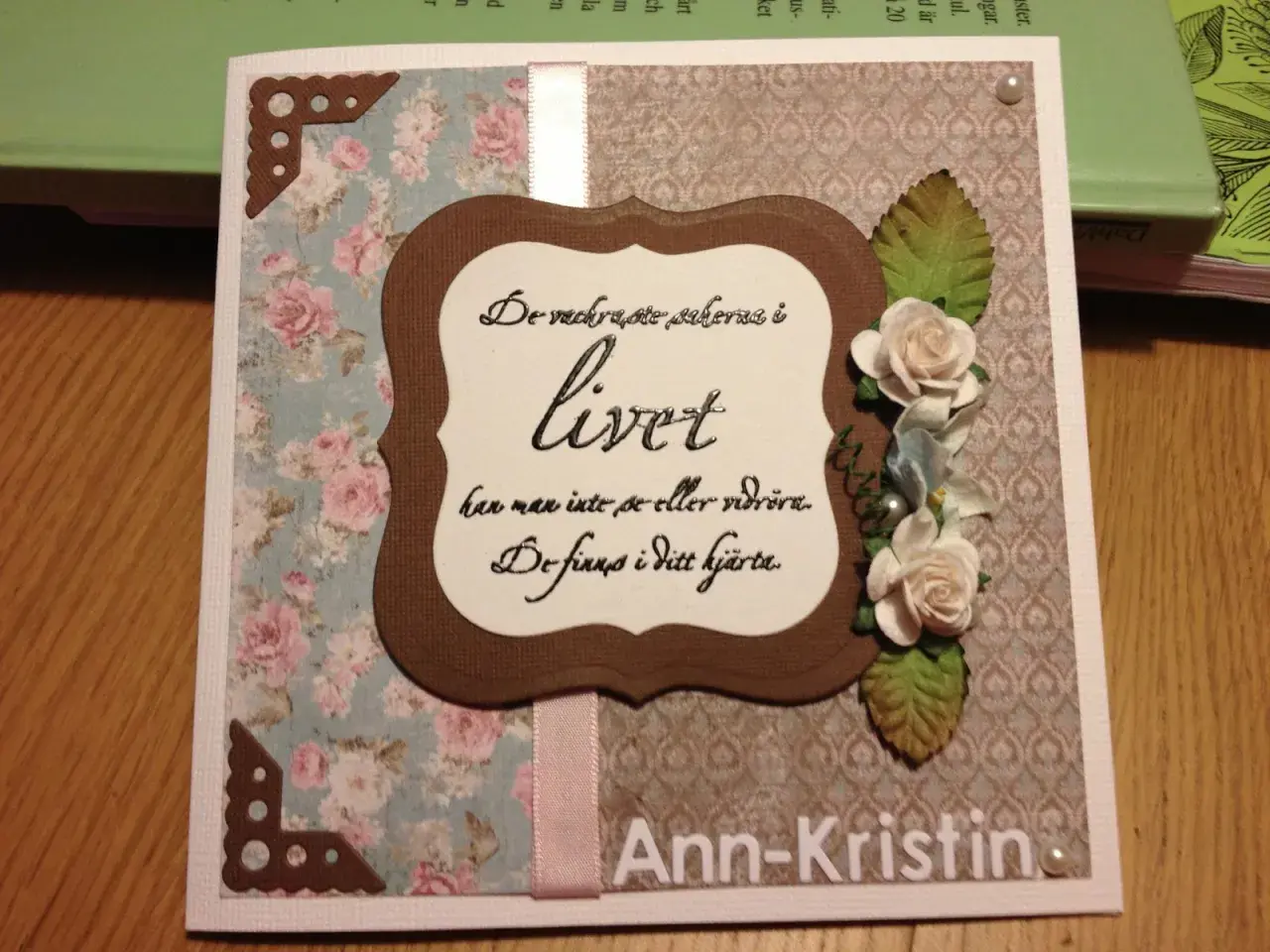Ett kort med blommor och texten "De vackraste sakerna i livet han man inte se eller vidröra. De finns i ditt hjärta." samt "Ann-Kristin". Perfekt för en avtackning pension.