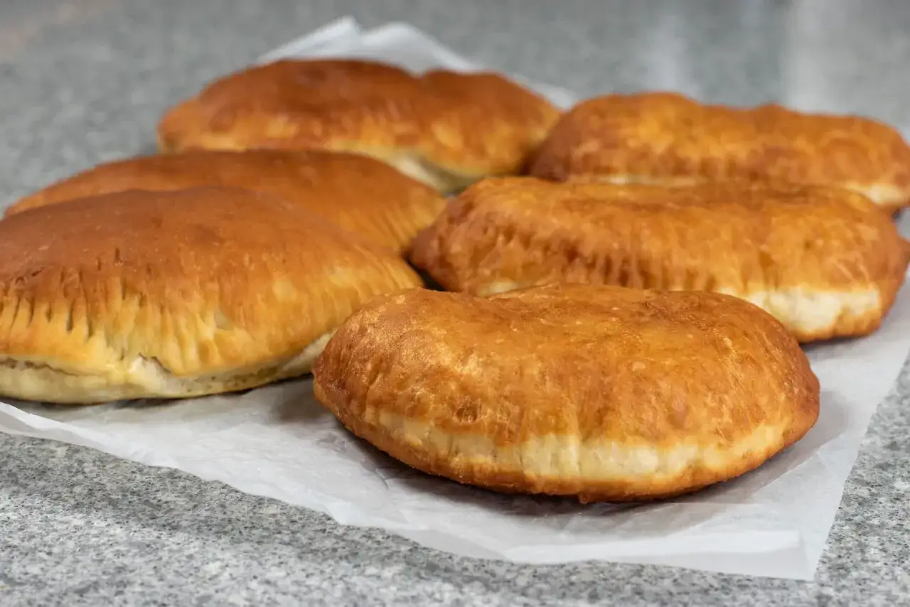 Gyllene piroger p&aring; bakpl&aring;tspapper, redo att fyllas med ditt favoritrecept. Perfekt f&ouml;r fika!