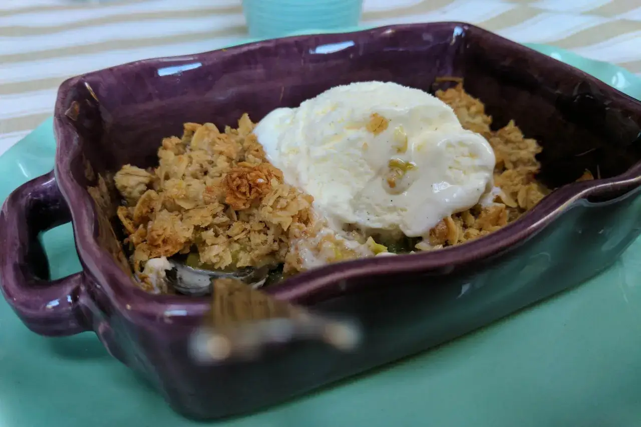 En h&auml;rlig rabarberpaj glutenfri med en kula vaniljglass som sm&auml;lter &ouml;ver den krispiga ytan.