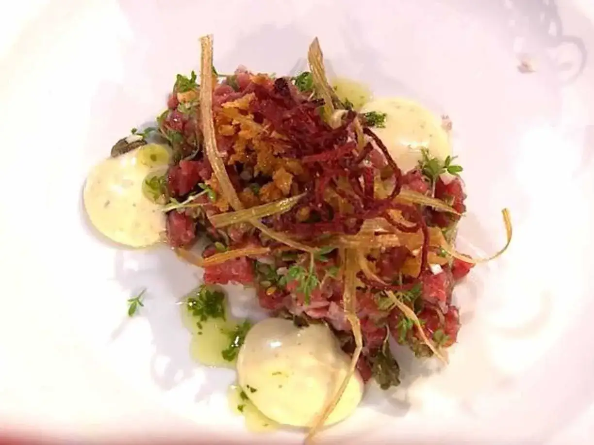 En vacker r&aring;biff med krutonger, &ouml;rter och en kr&auml;mig s&aring;s. Ett perfekt r&aring;biff recept f&ouml;r en festm&aring;ltid.