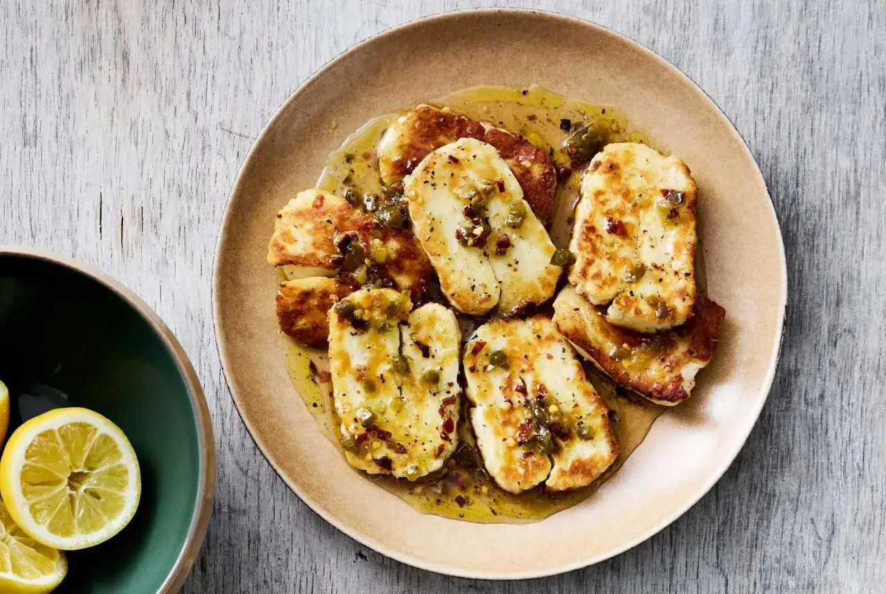 Stekt halloumi med en kryddig dressing, perfekt för ett snabbt halloumi recept. Serveras med citronklyftor.