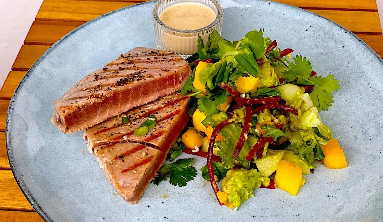 Grillad tonfisk med mangosallad och en kr&auml;mig dressing. Ett perfekt tonfisk recept f&ouml;r en l&auml;tt och smakrik m&aring;ltid.