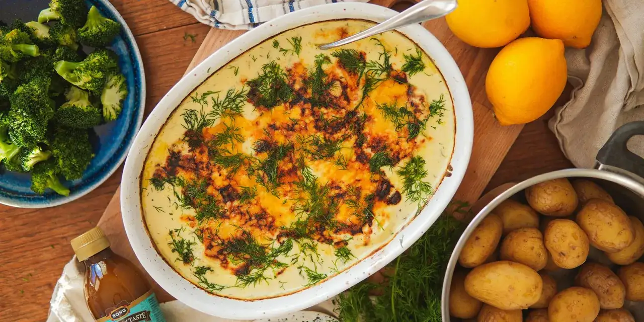 Gratinerad fisk i kr&auml;mig s&aring;s med dill, serverad med kokt potatis och broccoli. Ett h&auml;rligt fisk recept f&ouml;r hela familjen.