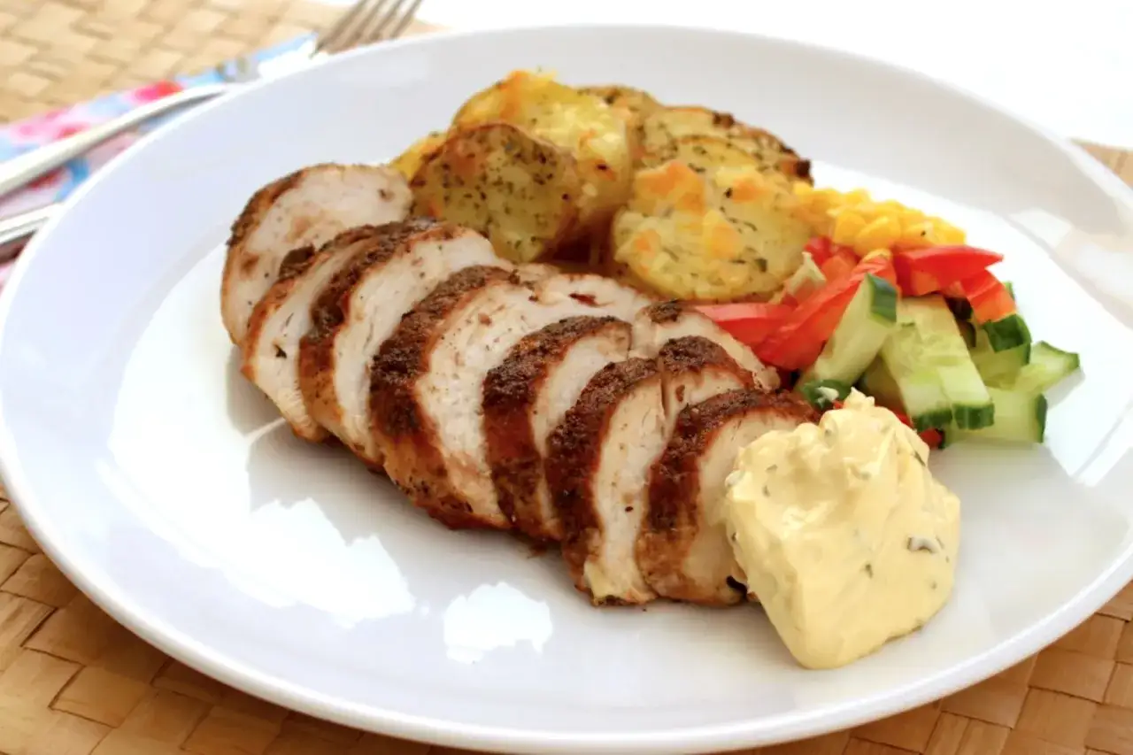 Skivad, kryddig kycklingfilé som är perfekt att grilla kycklingfile, serverad med potatis, grönsaker och en klick majonnäs.