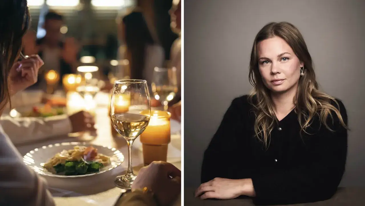 En kvinna med blont hår ler mot kameran. Till vänster syns en middagsdukning med levande ljus och vinglas, redo att utbringa en skål.