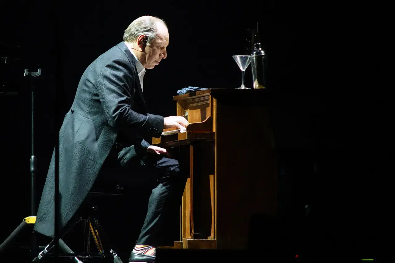 En man spelar piano p&aring; en m&ouml;rk scen. Kanske komponerar han musik till nya filmer med Hans Zimmer.